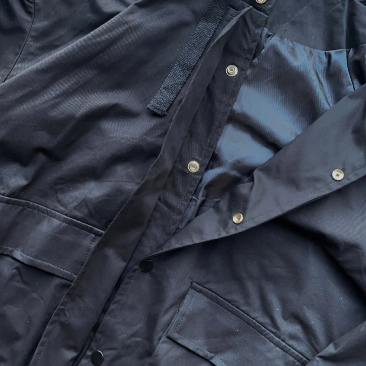 BUTTONED WINDBREAKER [NOIR]