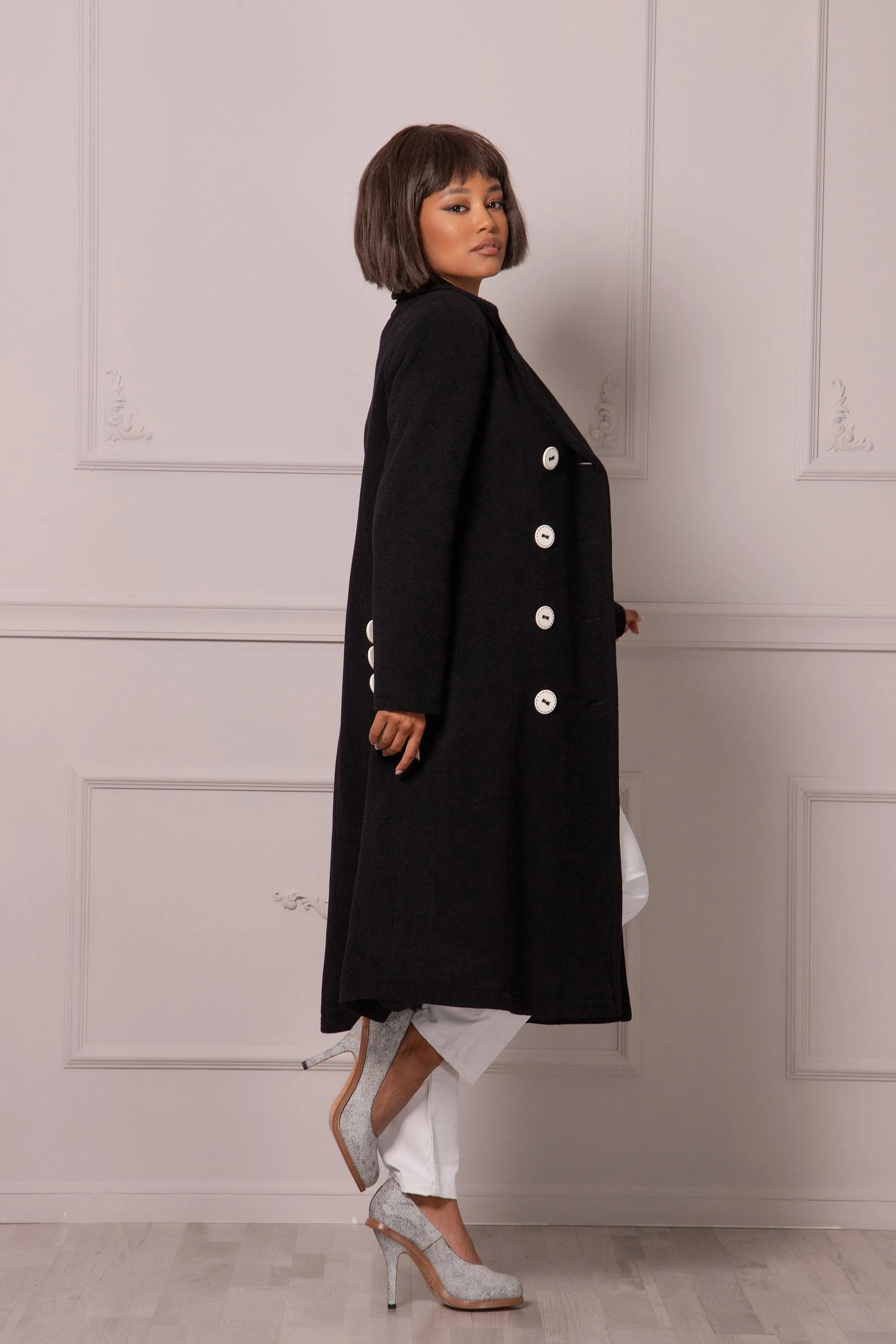 DOUBLE-BREASTED BLACK COAT
